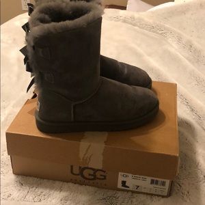 Basically brand new grey short Bailey bow uggs